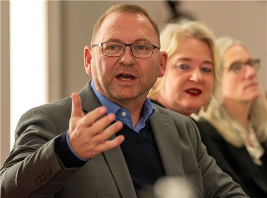 Verdi-Chef Frank Werneke kritisiert, dass die Ampel versuche, die hohen Kosten für den klimagerechten Umbau von Wirtschaft und Gesellschaft in den normalen Bundeshaushalt zu pressen. Die Gegenfinanzierung sei sachfremd und teils absurd.
