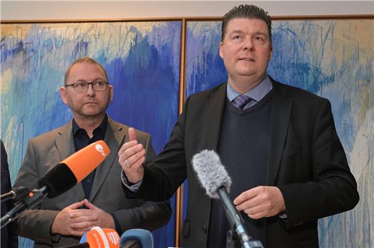 Verdi-Chef Frank Wernicke (l) und der Verhandlungsführer der Länder, Hamburgs Finanzsenator Andreas Dressel in Potsdam.