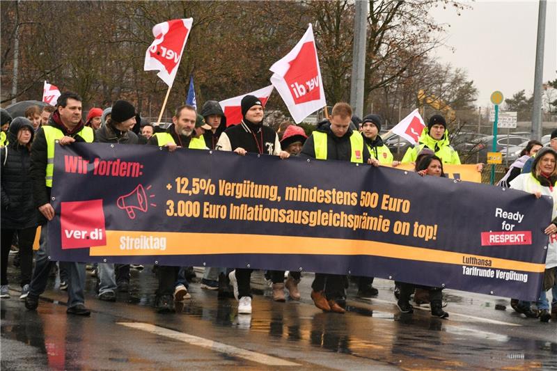 Verdi bezeichnet neues Lufthansa-Angebot als „unsozial” Verdi-Demonstration in Frankfurt am Main.