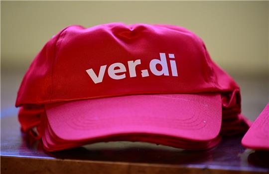Verdi-Kappen liegen für die Kundgebung von Beschäftigten des öffentlichen Dienstes im historischen Rathaus bereit.