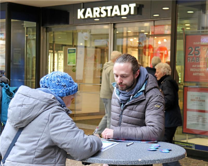 Verdi-Mitarbeiter Leon Huesmann sammelt vor der Goslarer Karstadt-Filiale Unterschriften für den Erhalt des Kaufhauses. Foto: Roß