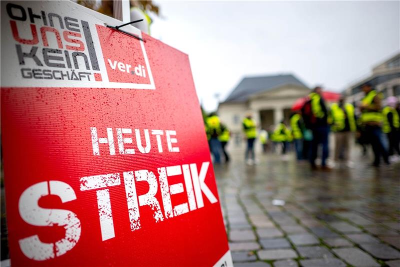 Warnstreiks: Wie hart werden die Tarifverhandlungen 2024? Verdi-Mitglieder versammeln sich bei einem Warnstreik in Oldenburg. Nach Einschätzung eines Experten stehen Deutschland «konfliktreiche Tarifverhandlungen» bevor.
