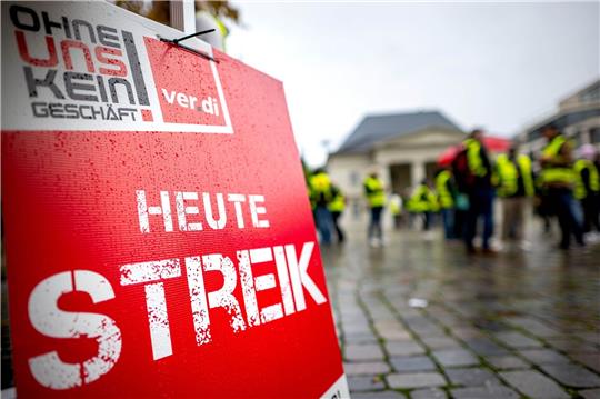Verdi-Mitglieder versammeln sich bei einem Warnstreik in Oldenburg. Nach Einschätzung eines Experten stehen Deutschland «konfliktreiche Tarifverhandlungen» bevor.