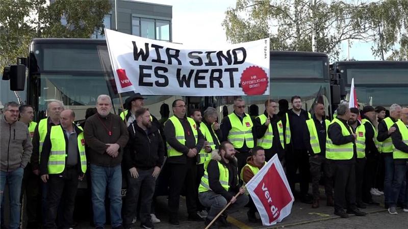 Warnstreik bei Regiobus: Viele Busse in Hannover fallen aus Verdi fordert für die Regiobus-Beschäftigten 350 Euro mehr im Monat.