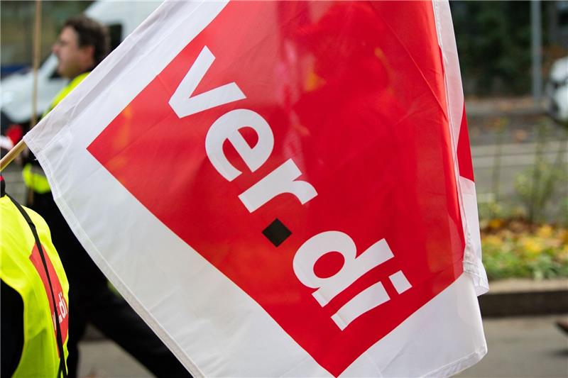 Verdi droht Einzelhändlern mit Streiks im Weihnachtsgeschäft Verdi fordert im Einzelhandel mindestens 2,50 Euro mehr pro Stunde.