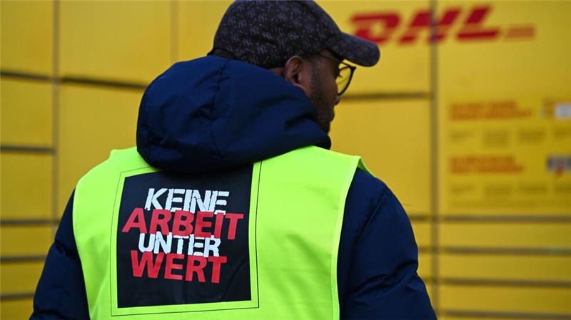 Verdi rührt die Werbetrommel für ihre Forderungen - auch mit neonfarbenen Westen von Warnstreikenden.