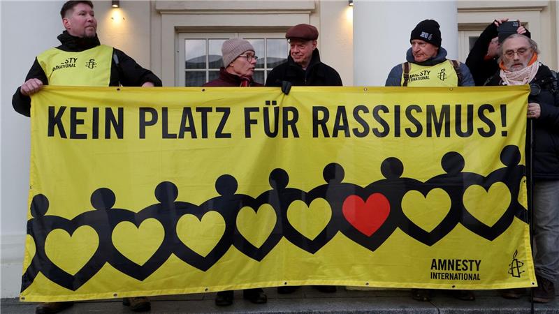 Über 60 Prozent der Musliminnen erleben oft Diskriminierung Vereine und Verbände, die sich für die Interessen von Menschen einsetzen, die von Rassismus betroffen sind, beklagen, dass ihre Perspektive da, wo Entscheidungen getroffen werden, häufig fehle. (Archivbild)
