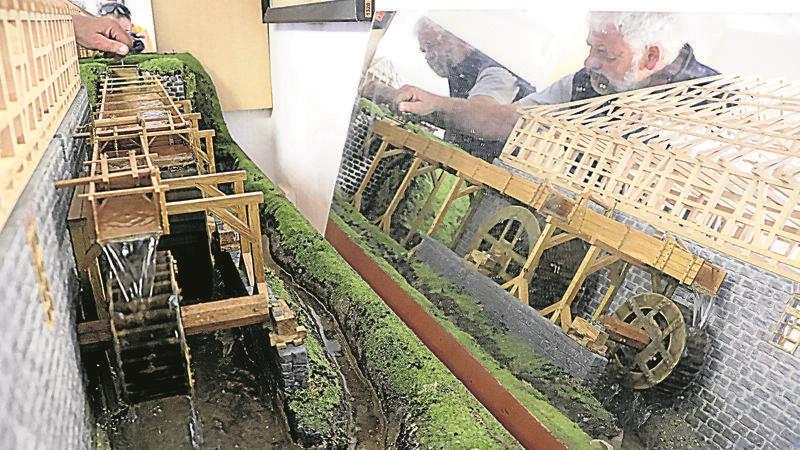 Vereinschef Andreas Weihe beim Probelauf am Funktionsmodell im Abbenröder Heimatmuseum: Sogar beim Nachbau der Mühle treibt Wasser das Rad an.