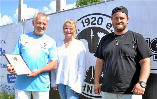 Vereinsikone Joachim Bürdeck erhält am Samstag die Goslarer Ehrennadel samt Urkunde von Oberbürgermeisterin Urte Schwerdtner. Sein SV Hahndorf mit dem Vorsitzenden Pascal Czwojdrak (re.) an der Spitze freut sich mit. Foto: Heine
