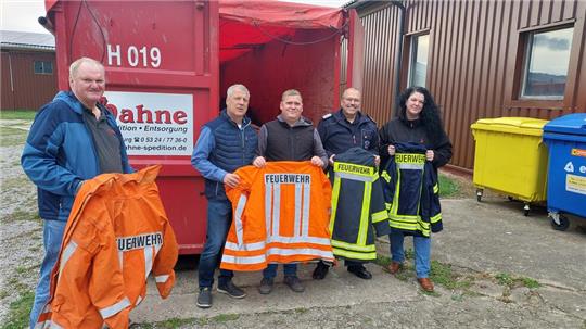 Vereinsvertreter Notruf Ukraine (v. l.), Frank Slotta (Stellvertretender Stadtbrandmeister) Sandy Hammerl (Stadt Goslar) bei der Übergabe der Ausrüstung.