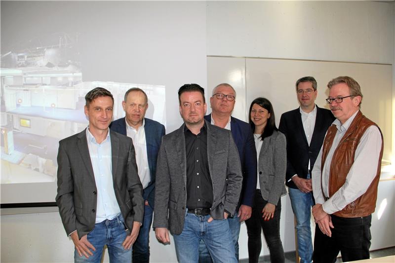 Vereint für ein digitales Goslar (v.li.): Holger Dettmer, Fachdienstleiter IT-Service; Gerhard Lenz, Museumsleiter des Rammelsbergs; Stefan Nitz, Inhaber von Makerlounge 3D-Studio; Oliver Kasties, Fachbereichsleiter Zentrale Dienste; Marina Vetter von der Goslar Marketing GmbH; Oberbürgermeister Dr. Oliver Junk und Christoph Gutmann, Fachdienstleiter für Kultureinrichtungen und wissenschaftliche Dienste.  Foto: Seilkopf