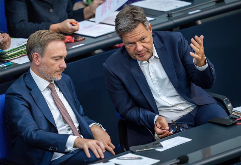 Gasumlage vor dem Aus – Schuldenbremse steht Vereint im Streit um die Gasumlage: Finanzminister Christian Lindner (li., FDP) und Wirtschaftsminister Rober Habeck (Grüne). Foto: dpa