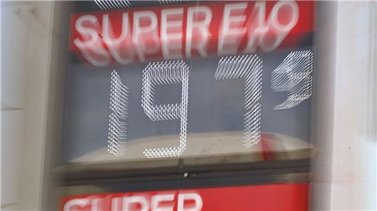 Vereinzelt lassen sich Spritpreise unter 2 Euro bereits finden - noch sind sie aber die Ausnahme. (Archivbild)