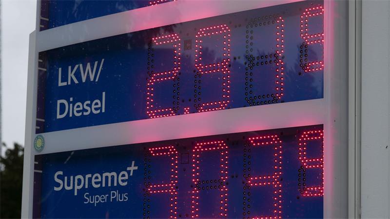 Spritpreisrekorde: Jetzt ist auch Diesel teuer wie nie zuvor Vereinzelt sprangen Preise bereits über die Marke von 3 Euro je Liter.