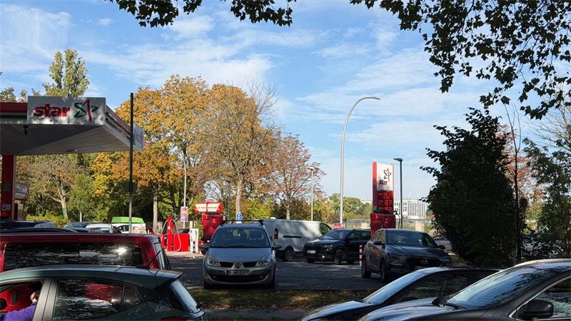 Tankrabatt startet mit stark fallenden Preisen Vereinzelt - wie hier in Berlin - kam es zu Schlangen an Tankstellen.