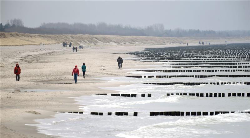 Ostereiersuche mit dicker Jacke - Montag frühlingshaft Vereinzelte Spaziergänger am Strand von Wustrow auf dem Darss.