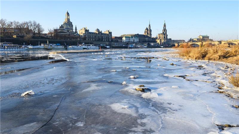 Vereist ist das Elbufer vor der historischen Altstdtkulisse im Januar