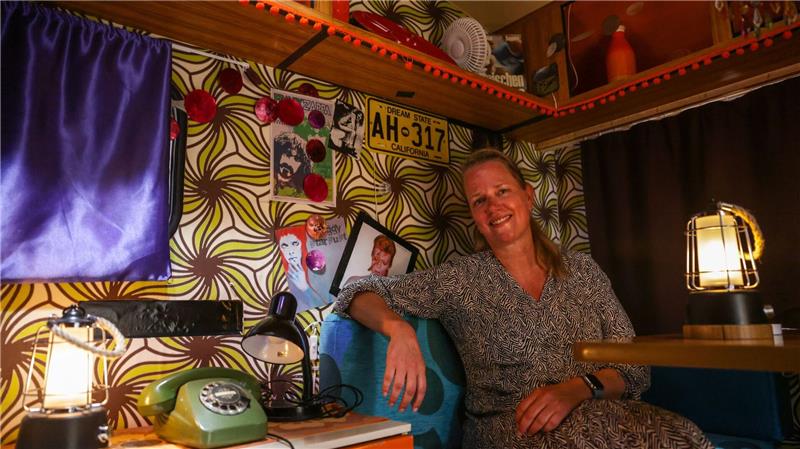 „Schon sehr lustig“ - Indoor-Camping im Hochsommer Verena ist eigentlich keine Camperin - aber die Indoor-Version wollte sie mal erleben. Ihr Wohnwagen ist im Flower-Power-Stil der 70-er Jahre gehalten.