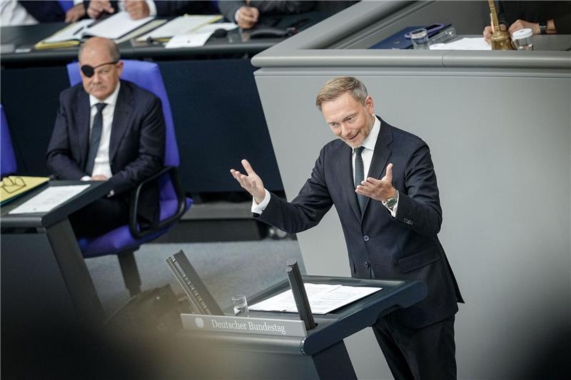 Lindner: Haushaltspolitischer Kurswechsel notwendig «Vererbt der arme Onkel Schulden, kann man das Erbe ausschlagen, beim Bundeshaushalt kann man das nicht»: Bundesfinanzminister Christian Lindner im Bundestag.