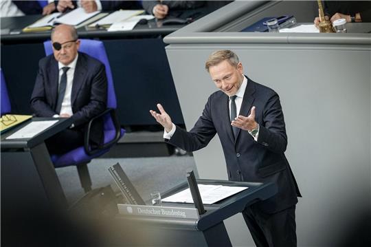 «Vererbt der arme Onkel Schulden, kann man das Erbe ausschlagen, beim Bundeshaushalt kann man das nicht»: Bundesfinanzminister Christian Lindner im Bundestag.