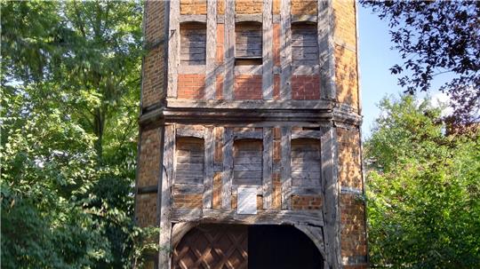 Verfallendes Denkmal Taubenturm im Ulrichschen Garten.