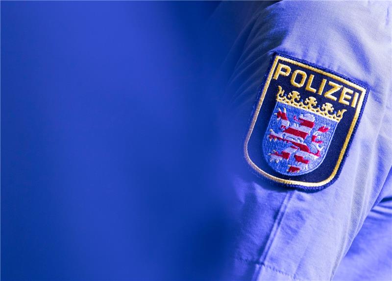 Kritik nach erneutem Polizei-Skandal in Hessen Verfassungsfeindliche Symbole: Von vier Frankfurter Polizeibeamtne wurden die Mobiltelefone sichergestellt.