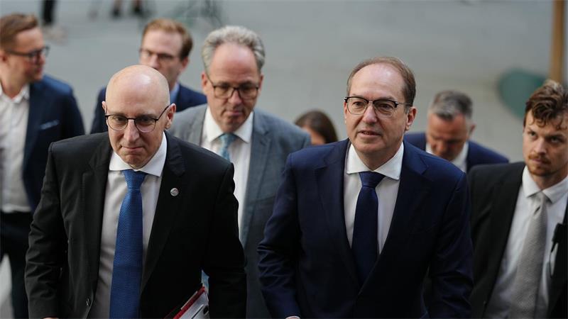 Verfassungsschutz ruft Rüstungsfirmen zur Wachsamkeit auf Verfassungsschutz-Chef Selen und Innenminister Dobrindt: Der Verfassungsschutz setzt inzwischen mehr Personal ein, um neben Extremisten auch Agenten fremder Mächte - insbesondere Russlands - im Blick zu behalten. (Archivfoto)