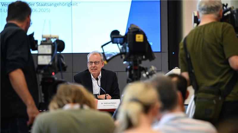 Verfassungsschutzchef Wilfried Peters nennt Gründe der Behörde zur Einstufung der AfD in Brandenburg als gesichert rechtsextremistisch. 