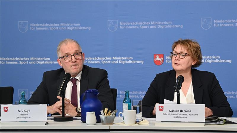 AfD Niedersachsen als extremistische Bestrebung eingestuft Verfassungsschutzpräsident Pejril (l.) und Innenministerin Behrens informieren über die neue Einstufung der AfD Niedersachsen.
