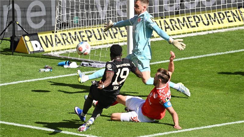 Vergab die einzige Bayern-Chance vor der Pause: Alphonso Davies.