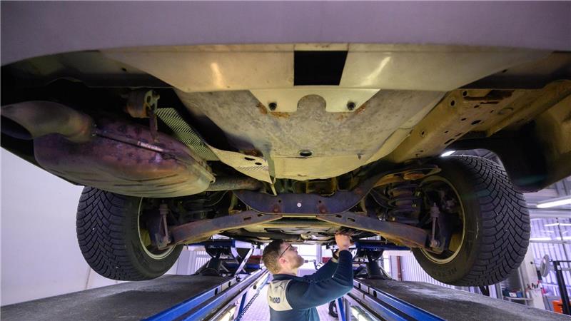 Tüv und Co: Prüfer finden mehr schwere Mängel an Autos Vergangenes Jahr fanden die Prüfer häufiger schwere Mängel. (Archiv)