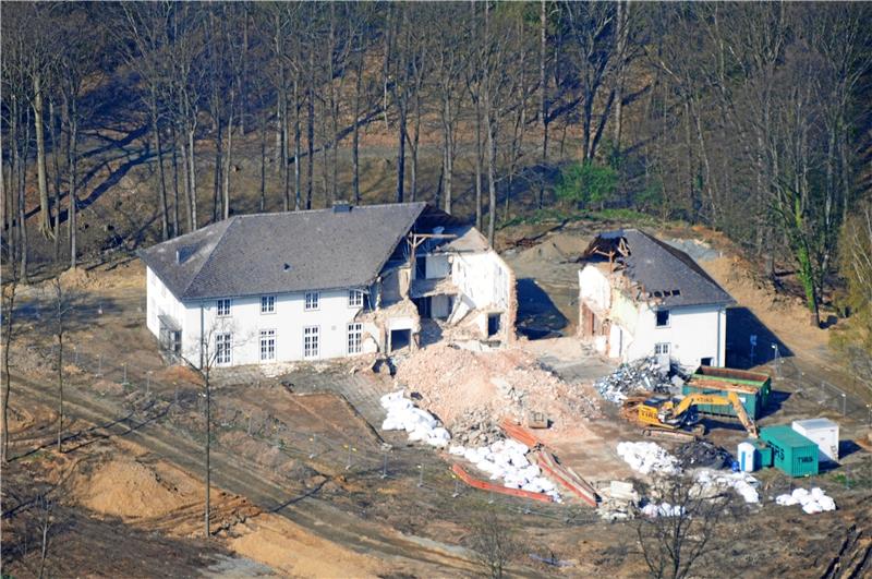 Vergangenheitsbewältigung durch Abriss Vergebliche Suche nach einem Investor mit überzeugender Idee für eine Nachnutzung: Das Offizierscasion im Ex-Fliegerhorst wird abgerissen. Das Bild oben stammt aus dem April 2017. Links ein Blick in den großen Saal mit Empore und Leuchter. Fotos: privat