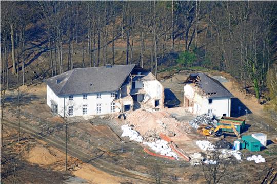 Vergebliche Suche nach einem Investor mit überzeugender Idee für eine Nachnutzung: Das Offizierscasion im Ex-Fliegerhorst wird abgerissen. Das Bild oben stammt aus dem April 2017. Links ein Blick in den großen Saal mit Empore und Leuchter.  Fotos: privat