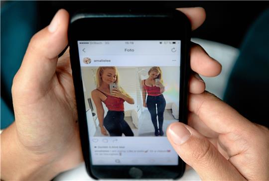 Vergleichen: Expertinnen und Experten sehen soziale Medien als eine Ursache für Essstörungen. Foto: Skolimowska(dpa)