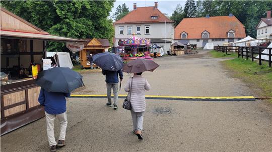 Verglichen mit den bisherigen Veranstaltungen im Gestüt ist das Gelände am Samstag und Sonntag nahezu leer. Grund dürfte das schlechte Wetter gewesen sein.
