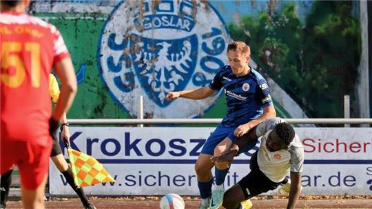 Verglichen mit der bärenstarken Vorsaison ist beim Goslarer SC 08 in der Fußball-Bezirksliga 2025/26 der Lack etwas ab. Hier Kevin Doci im Spiel gegen den VfL Oker. Foto: Drechsler