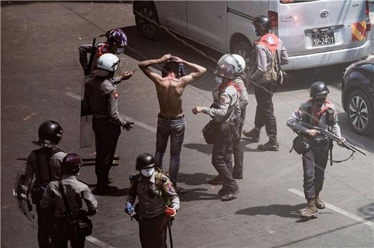 Verhaftungen nach Protesten in Myanmar im Jahr 2021 (Symbolbild).