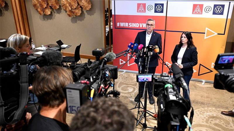 IG Metall verlangt fünf Prozent mehr Geld für VW-Mitarbeiter Verhandlungsführer Thorsten Gröger und VW-Betriebsratschefin Daniela Cavallo. (Archivbild)