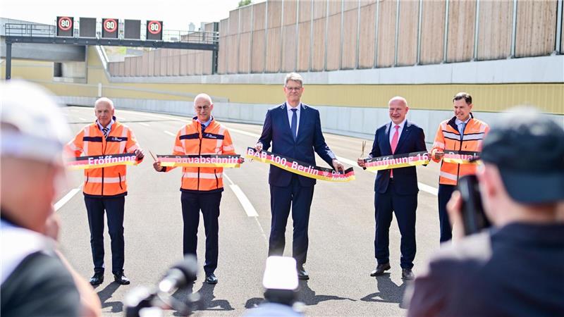 Umstrittenes Teilstück der A100 in Berlin eröffnet Verkehrsminister Patrick Schnieder (im Anzug links) und Berlins Regierender Bürgermeister Kai Wegner (beide CDU) eröffneten den 16. Bauabschnitt der A100 in Berlin.