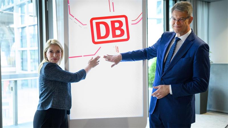 Schnieder sieht Bahn für mehr Pünktlichkeit in der Pflicht Verkehrsminister Patrick Schnieder und Bahn-Chefin Evelyn Palla während einer Pressekonferenz in Berlin.