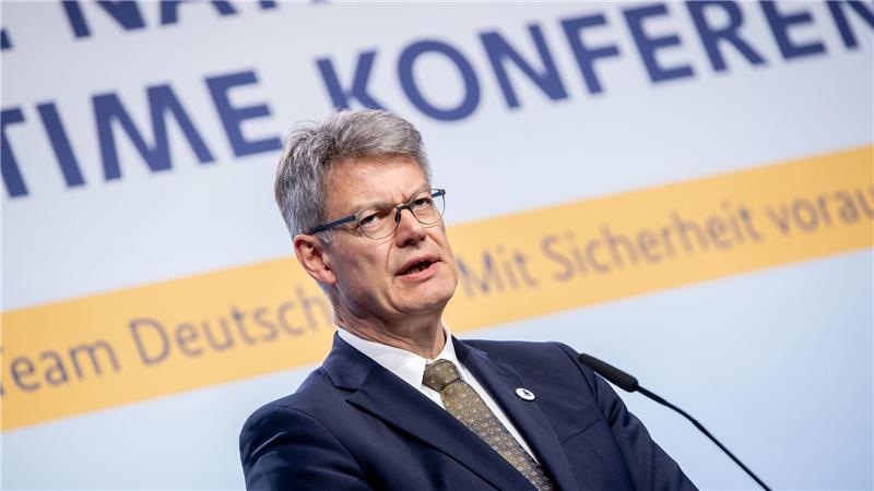 Verkehrsminister Schnieder betonte in seiner Rede, Sicherheit beginne bei der zivilen Infrastruktur.