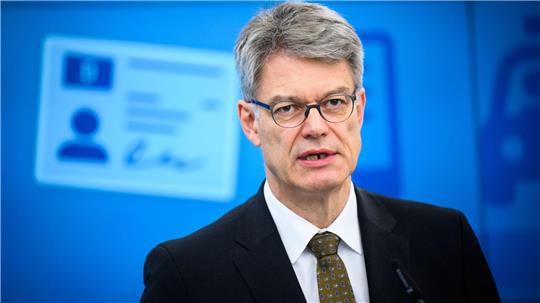 Verkehrsminister Schnieder plant Kostensenkungen bei Führerscheinen.