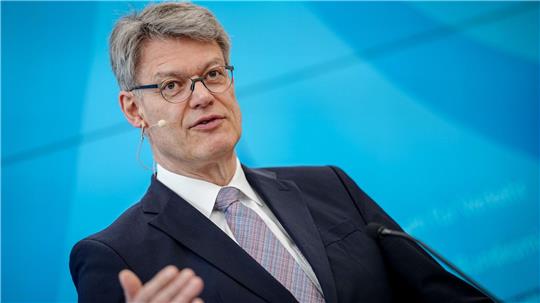 Verkehrsminister Schnieder: „wichtiger Meilenstein der Agenda für zufriedene Kunden auf der Schiene“