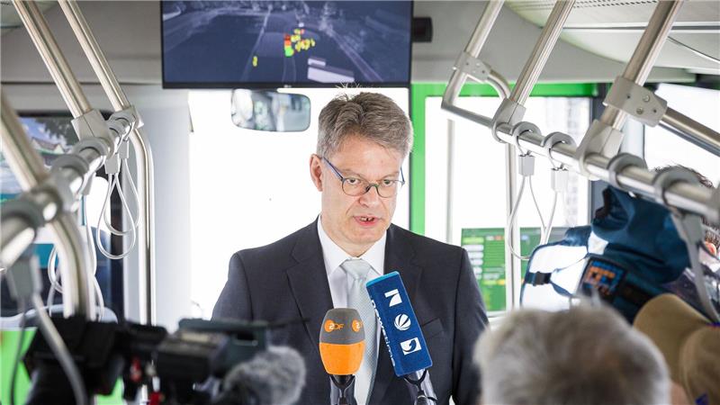 Verkehrsminister Schnieder zeigt sich nach seiner Fahrt im autonomen Bus beeindruckt.