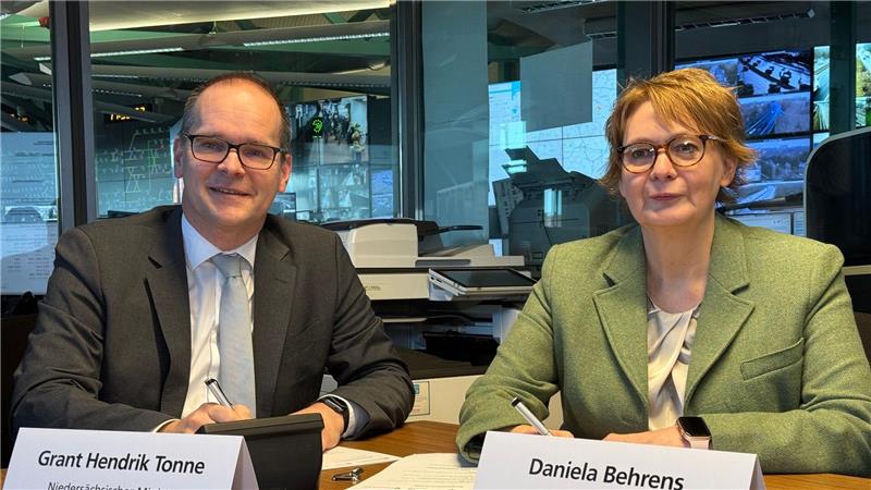 Verkehrsminister Tonne und Innenministerin Behrens wollen das Verkehrsmanagement in Niedersachsen kontinuierlich weiter ausbauen.