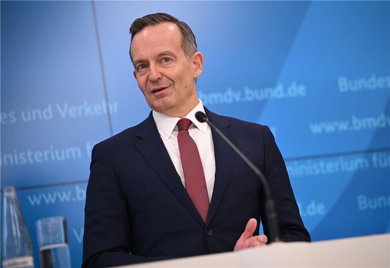 Wissing weiter gegen Führerschein-Pflichttests für Senioren Verkehrsminister Volker Wissing wehrt sich weiter gegen verpflichtende Überprüfungen der Fahrtauglichkeit für Seniorinnen und Senioren.