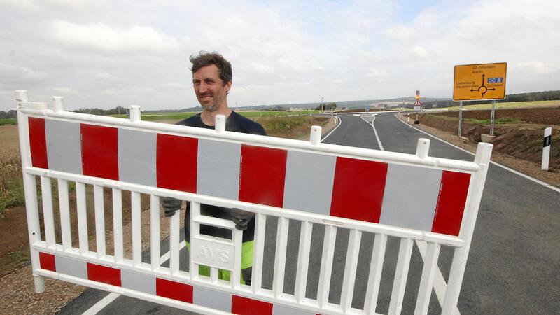 Nach viereinhalb Monaten Bauzeit: Freie Fahrt im Gielder Kreisel Verkehrssicherer räumen rund um den Gielder Kreisel die Absperrungen beiseite.