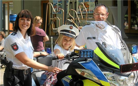Verkehrssicherheitsberaterin Christiane Meier und ihr Präventionsteam von der Polizeiinspektion Goslar fahren allerlei Anschauungsmaterial zum Aktionstag im Kurpark auf – das beliebteste von allen ist das Polizei-Motorrad. Fotos: Nachtweyh