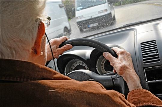 Verkehrsteilnehmer, die älter als 75 sind, gehören für die Versicherer zu einer ähnlichen Risikogruppe, wie ganz junge Autofahrer. Foto: dpa