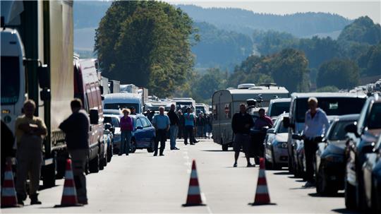 Verkehrsteilnehmer stehen nach einem Unfall auf der komplett gesperrten Autobahn A7 bei Seesen. (Symbolfoto)